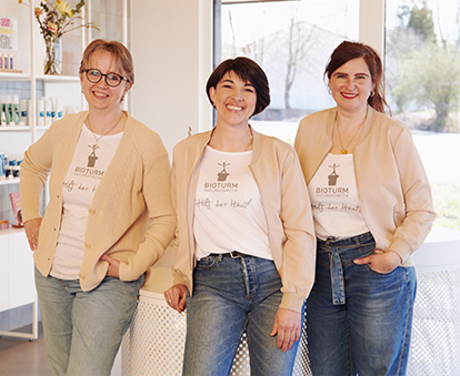 3 bioturm employees in the store look into the camera with a smile.